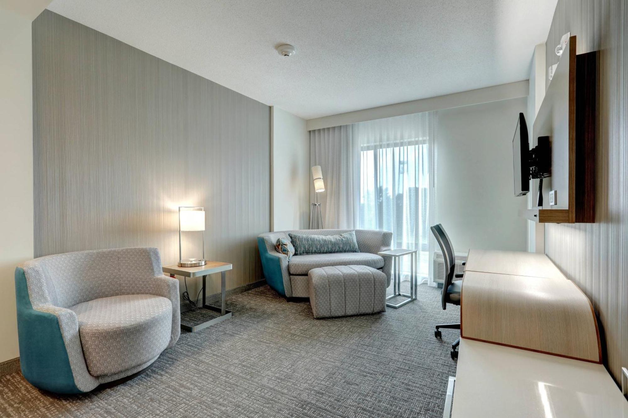 Courtyard By Marriott Deptford Hotel Almonesson Exterior photo