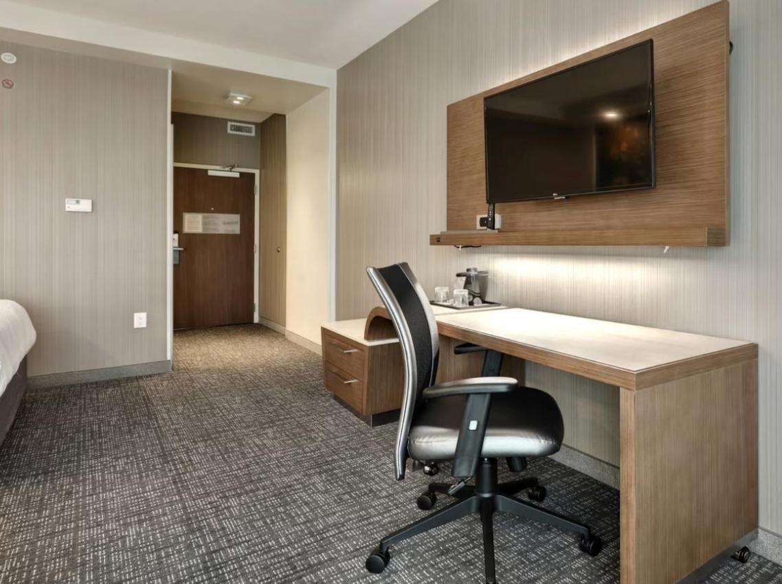 Courtyard By Marriott Deptford Hotel Almonesson Exterior photo
